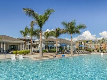 Zero-entry saltwater pool